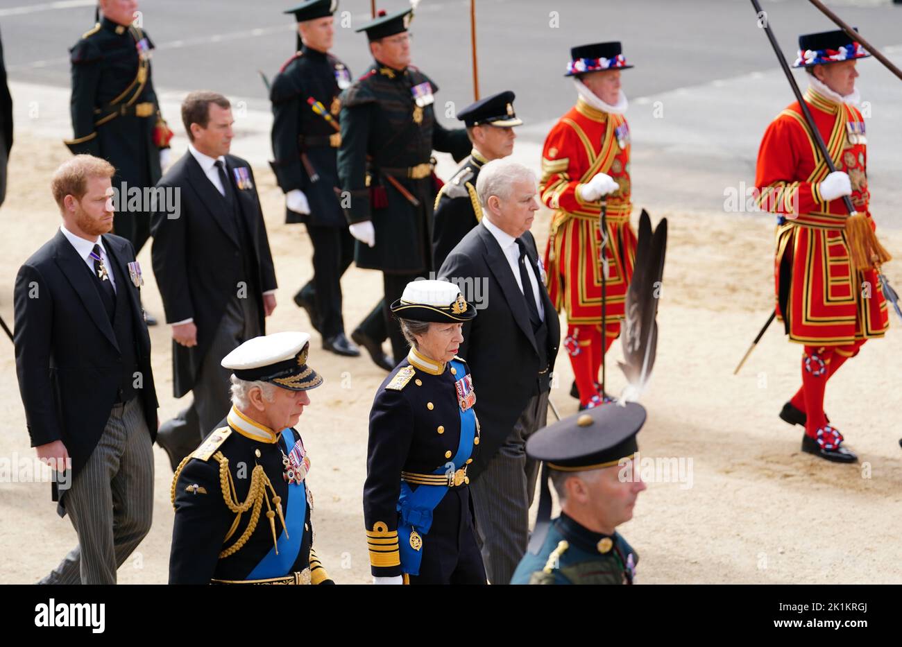 Re Carlo III, la Principessa reale, e il Duca di York dopo la carrozza di pistola di Stato che trasportava la bara della Regina Elisabetta II nella processione cerimoniale dopo il suo funerale di Stato all'Abbazia di Westminster, Londra. Data immagine: Lunedì 19 settembre 2022. Foto Stock