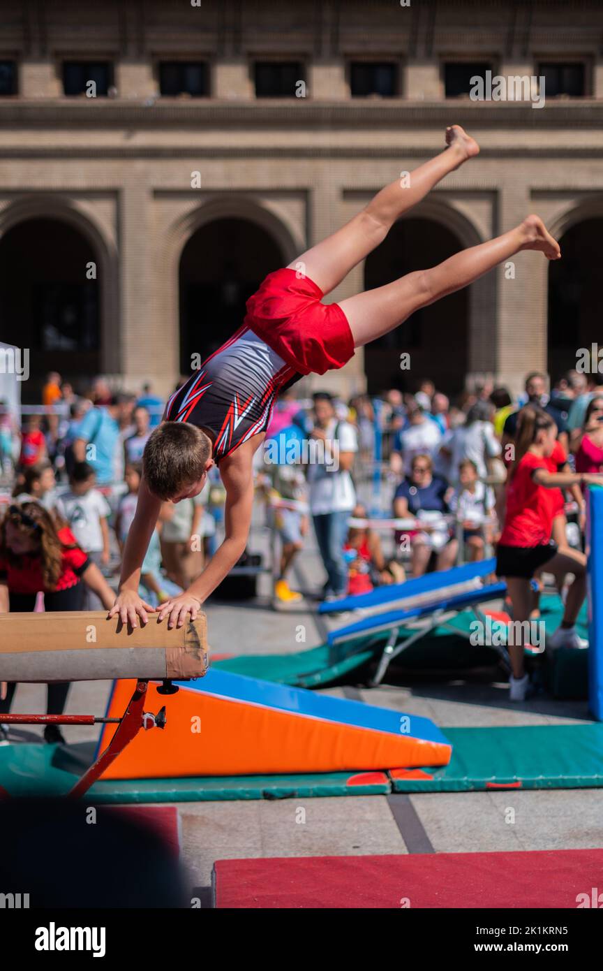 Mostra di ginnastica per bambini allo Sport Day evento di strada multi-sport in Plaza del Pilar, Saragozza, Spagna Foto Stock