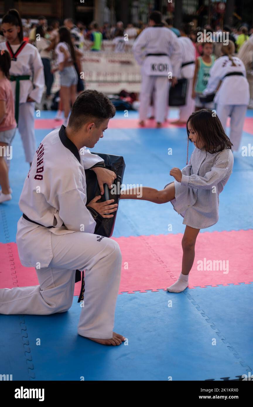 I bambini che provano Tae Kwon fanno allo Sport Day multi-sport Street event in Plaza del Pilar, Saragozza, Spagna Foto Stock