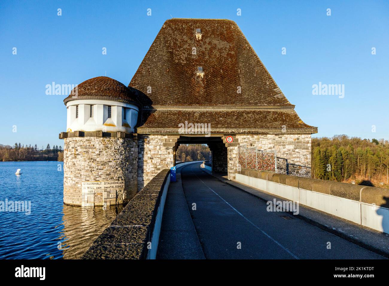 Muro di diga con le torri muro al Möhnesee, a sinistra il bacino principale e a destra il laghetto di compensazione Foto Stock