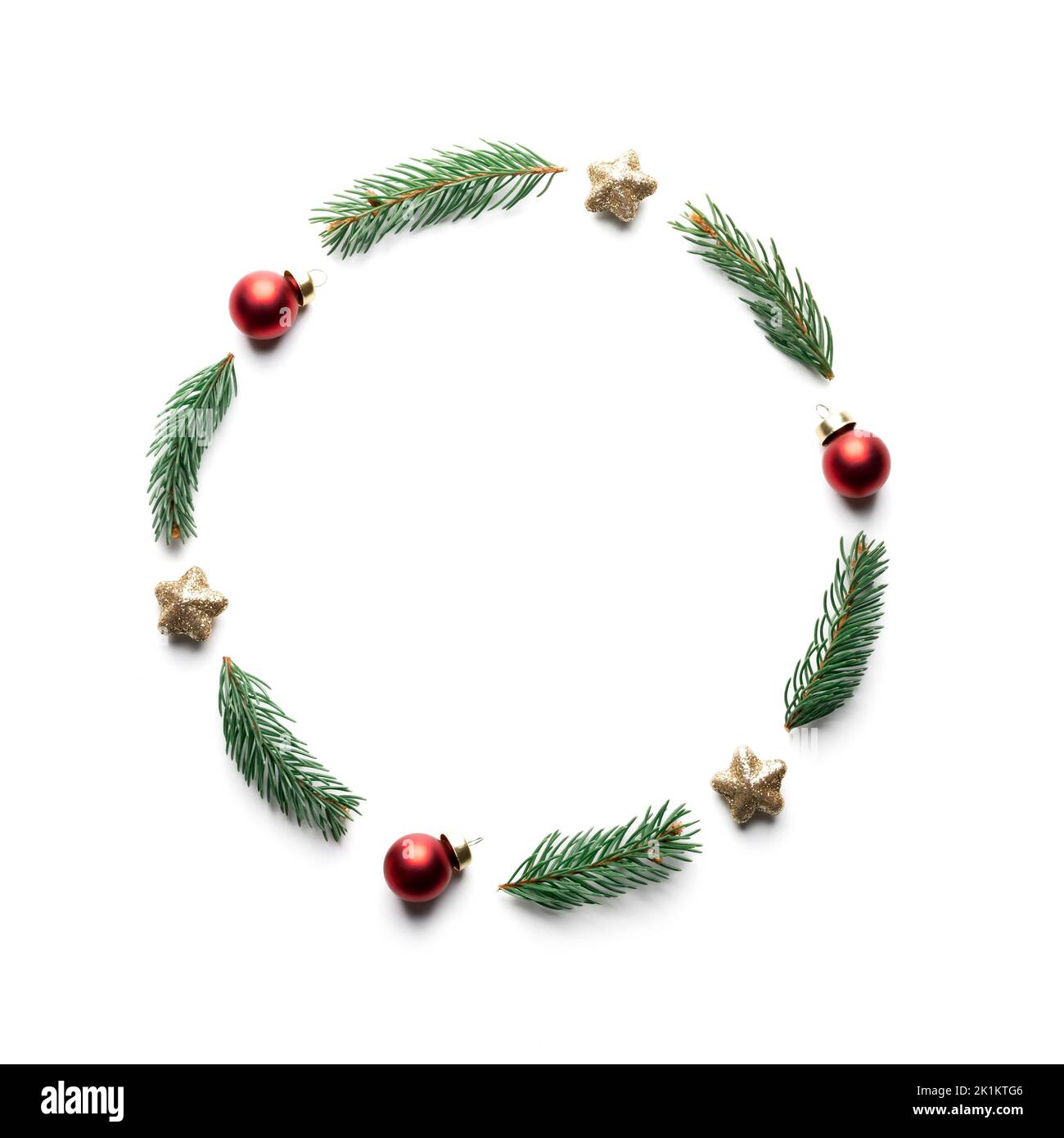 Sfondo di Natale creativo con palle di Natale, ramoscelli di pino e decorazioni stelle dorate su sfondo bianco. Disposizione piatta, vista dall'alto, spazio di copia Foto Stock