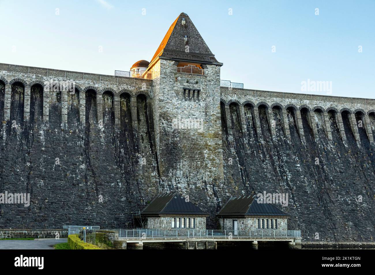 Dam muro con le torri murali del Möhnetalsperre Foto Stock