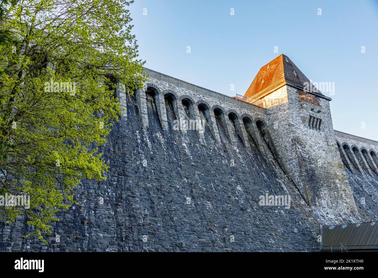 Dam muro con le torri murali del Möhnetalsperre Foto Stock