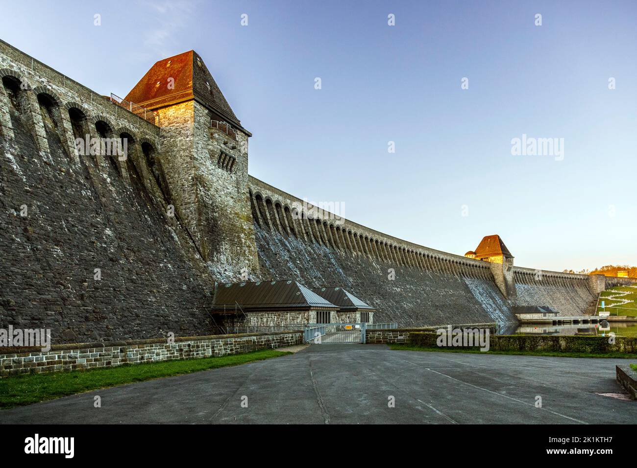 Dam muro con le torri murali del Möhnetalsperre Foto Stock