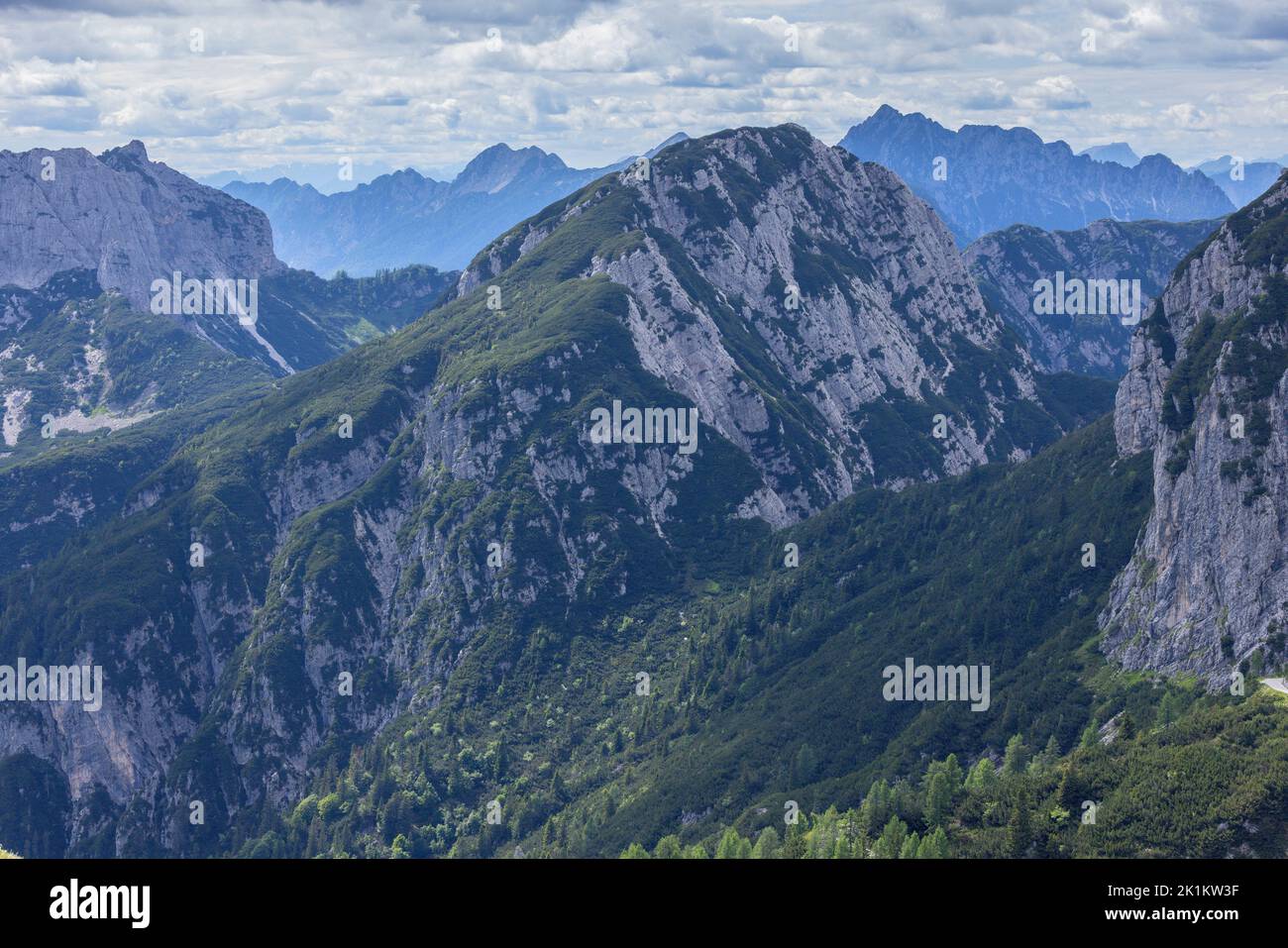 Alpi Giulie, guardando a sud-ovest dalla cima di Mangart (Slovenia) lungo il confine Slovenia-italiano. Foto Stock