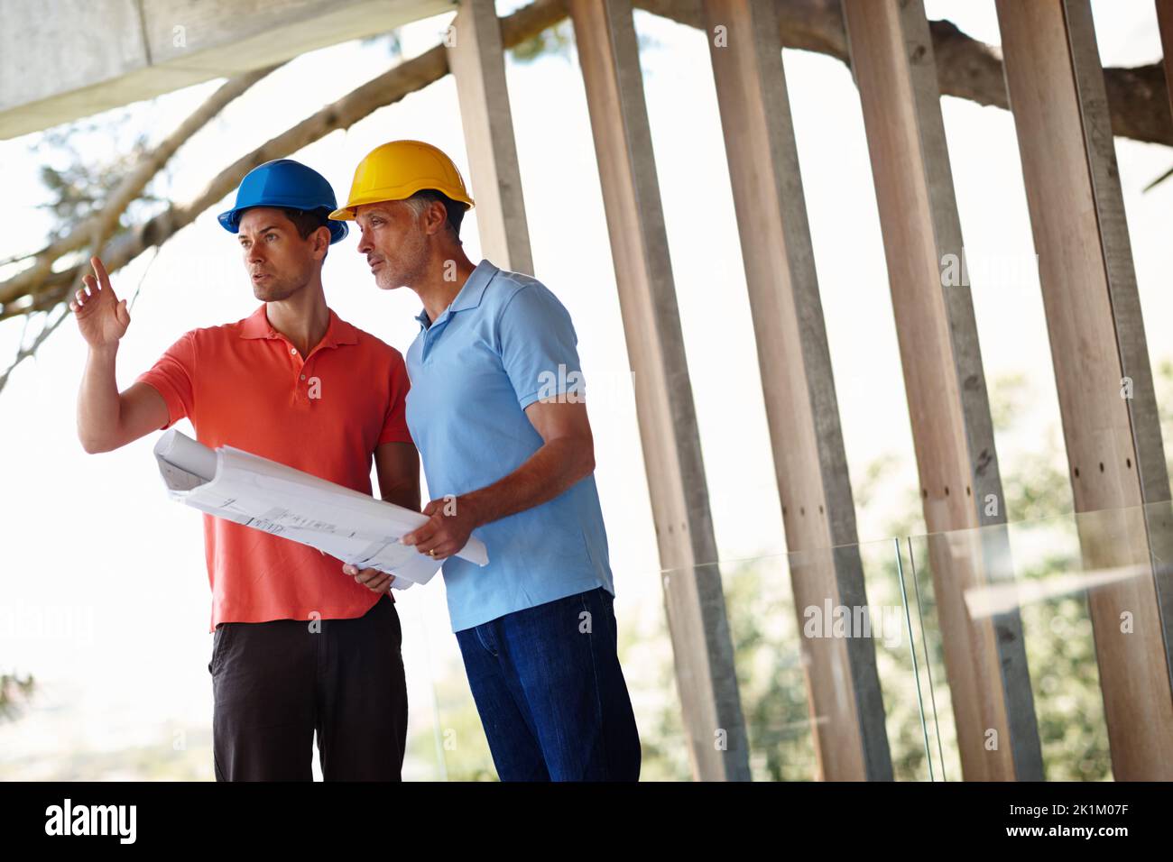 Non ho idea che cosa il suo mostrandomi .... due architetti in piedi sul luogo che legge dal BluePrint. Foto Stock