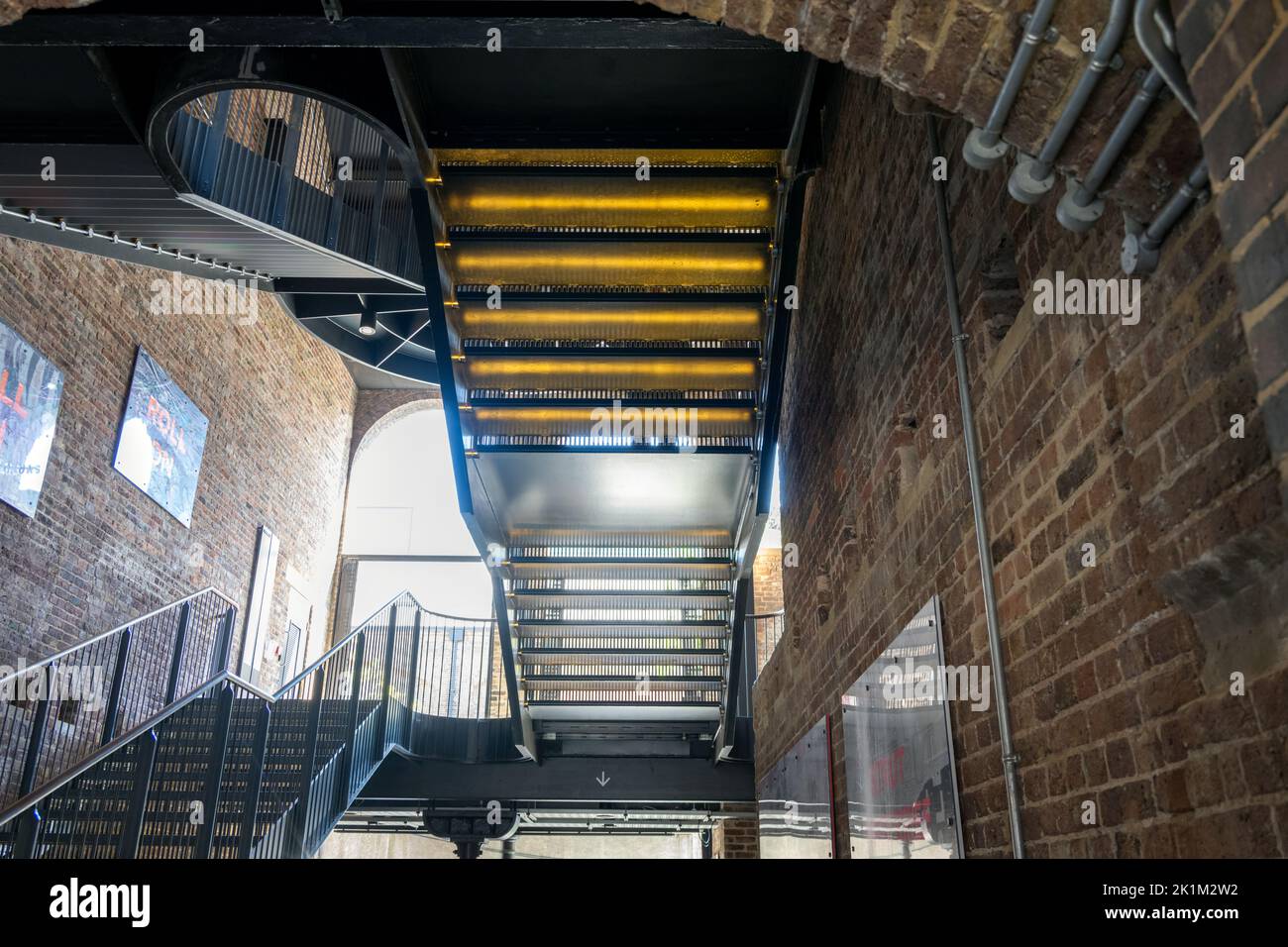 Vista delle scale in metallo in un edificio in mattoni rossi Foto Stock
