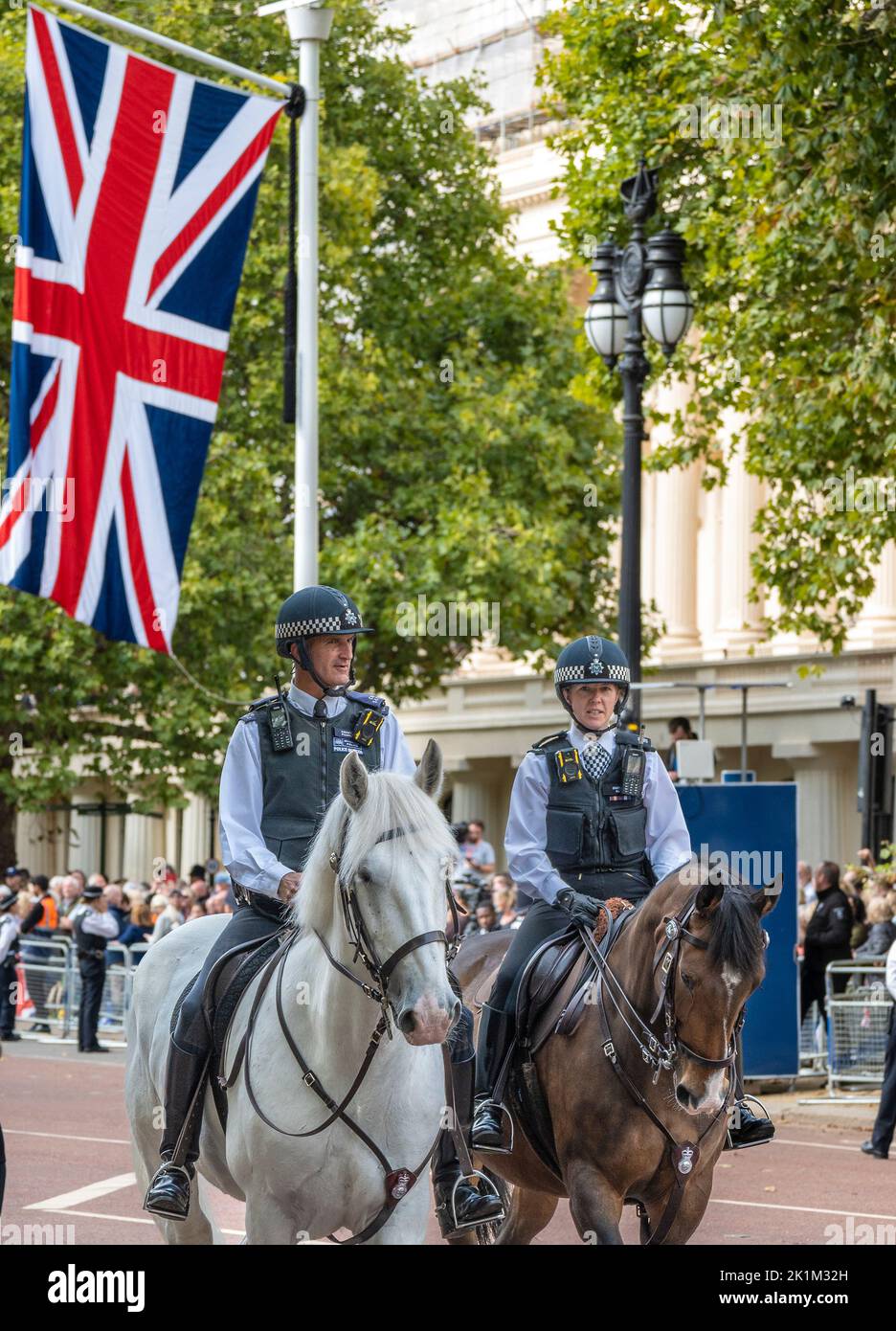 Londra 2022 settembre: Un triste per la famiglia, un triste giorno per la nazione del paese che mostra l'amore per sua Maestà la Regina Elisabetta II,. Dietro le sfilate Equitazione ambulanza, ambulanza militare, fotografi militari, polizia, San Giovanni, Clifford Norton Alamy Foto Stock