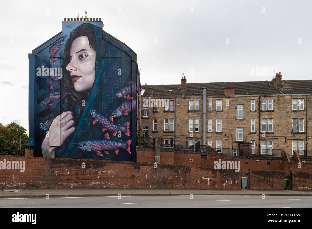 Thenue (St Enoch) murale di Mark Worst and Tenement Buildings, Abercromby Street nell'estremità orientale di Glasgow, Scozia, Regno Unito Foto Stock