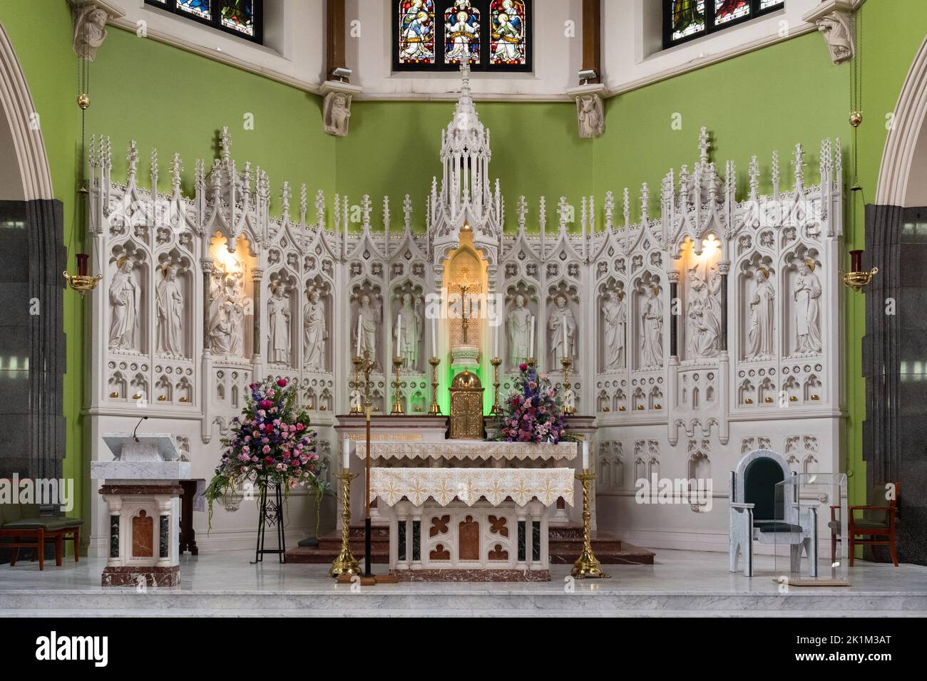 Altare maggiore della Chiesa Cattolica Romana di St Alphonsus e reredos pinnacled - Calton, Glasgow, Scozia, UK Foto Stock