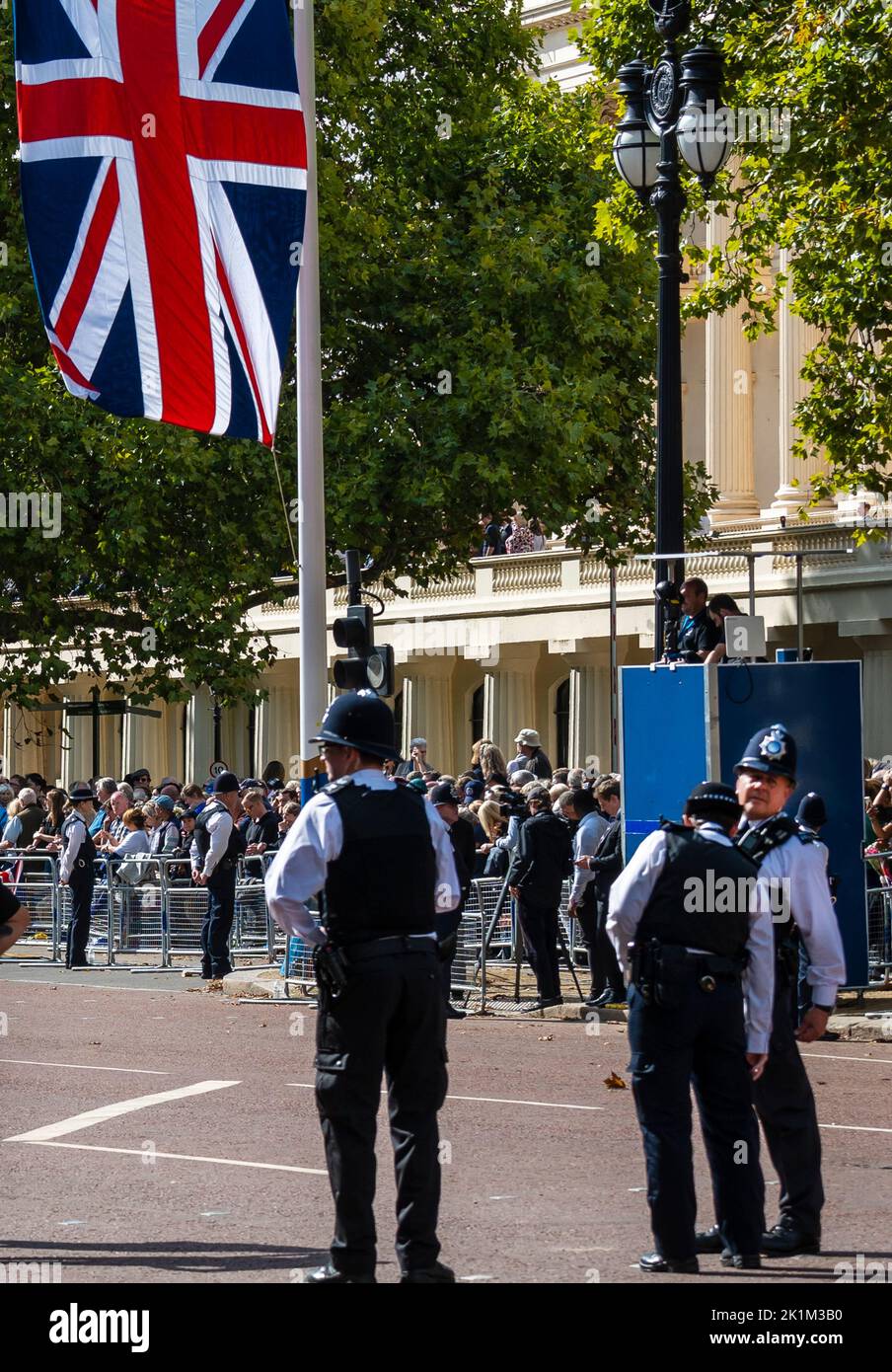 Londra 2022 settembre: Un triste per la famiglia, un triste giorno per la nazione del paese che mostra l'amore per sua Maestà la Regina Elisabetta II,. Dietro le sfilate Equitazione ambulanza, ambulanza militare, fotografi militari, polizia, San Giovanni, Clifford Norton Alamy Foto Stock