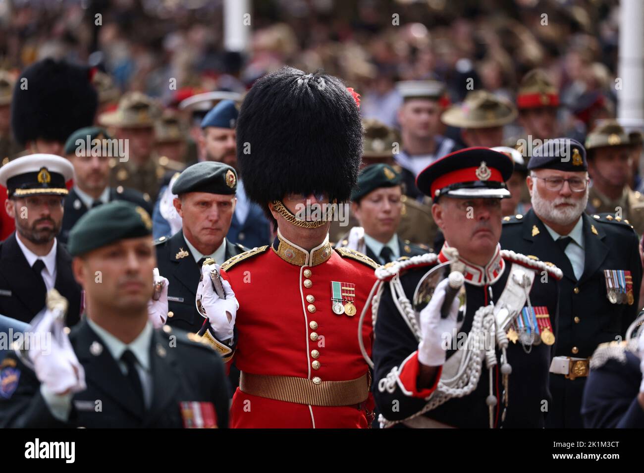 Le guardie partecipano alla processione il giorno del funerale e della sepoltura statale della regina Elisabetta britannica, a Londra, Gran Bretagna, 19 settembre 2022. REUTERS/Tom Nicholson? Foto Stock