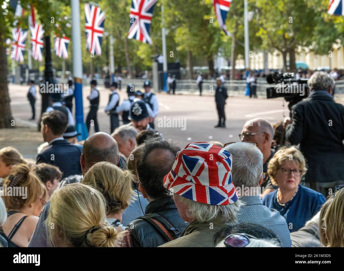 Londra 2022 settembre: Un triste per la famiglia, un triste giorno per la nazione del paese che mostra l'amore per sua Maestà la Regina Elisabetta II,. Dietro le sfilate Equitazione ambulanza, ambulanza militare, fotografi militari, polizia, San Giovanni, Clifford Norton Alamy Foto Stock