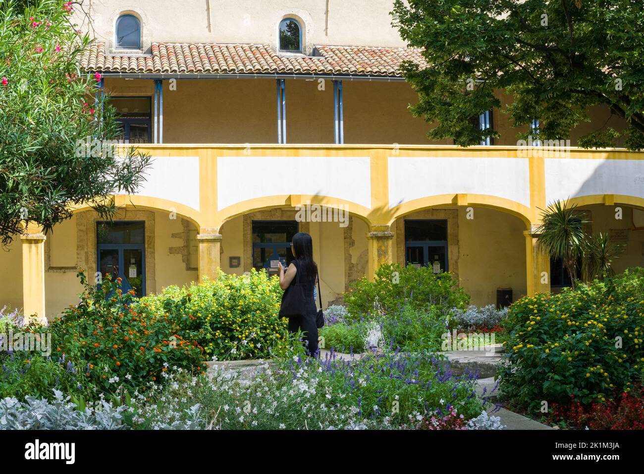 Espace Van Gogh: Ex ospedale e cortile che è stato dipinto da Vincent van Gogh, ad Arles, nel sud della Francia. Foto Stock
