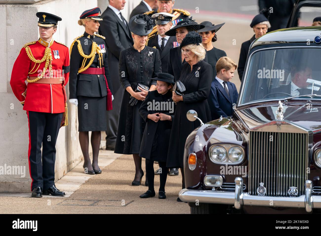 La contessa di Wessex, la principessa Charlotte, la principessa di Galles, la regina Consort, la duchessa di Sussex e il principe Giorgio come la carrozza di stato che porta la bara della regina Elisabetta II arriva a Wellington Arch durante il processo cerimoniale dopo il suo funerale di Stato all'Abbazia di Westminster, Londra. Foto Stock