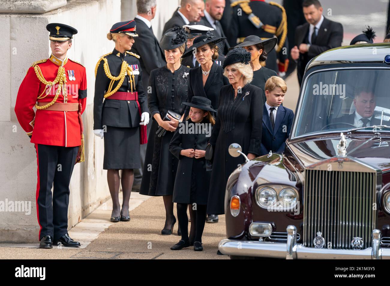 La contessa di Wessex, la principessa Charlotte, la principessa di Galles, la regina Consort, la duchessa di Sussex e il principe Giorgio come la carrozza di stato che porta la bara della regina Elisabetta II arriva a Wellington Arch durante il processo cerimoniale dopo il suo funerale di Stato all'Abbazia di Westminster, Londra. Foto Stock