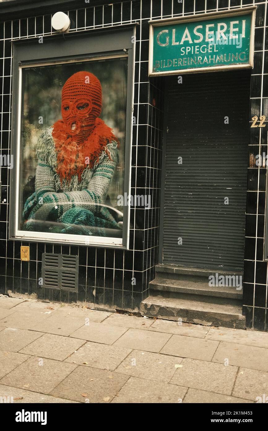 Piastrelle Glazier Spiegel chiuso negozio entrata con la foto di una guerilla di maglia ad Amburgo Foto Stock
