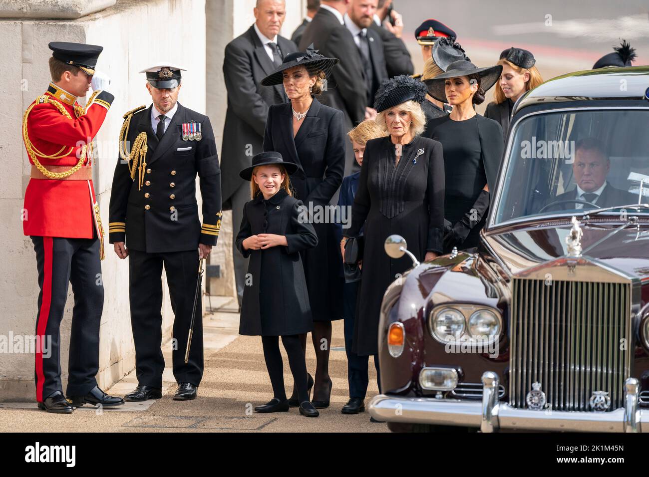 La principessa Charlotte, la principessa del Galles, il principe George, la regina Consort e la duchessa del Sussex come la carrozza della pistola di Stato che porta la bara della regina Elisabetta II arriva a Wellington Arch durante la processione cerimoniale dopo il suo funerale di Stato all'Abbazia di Westminster, Londra. Foto Stock