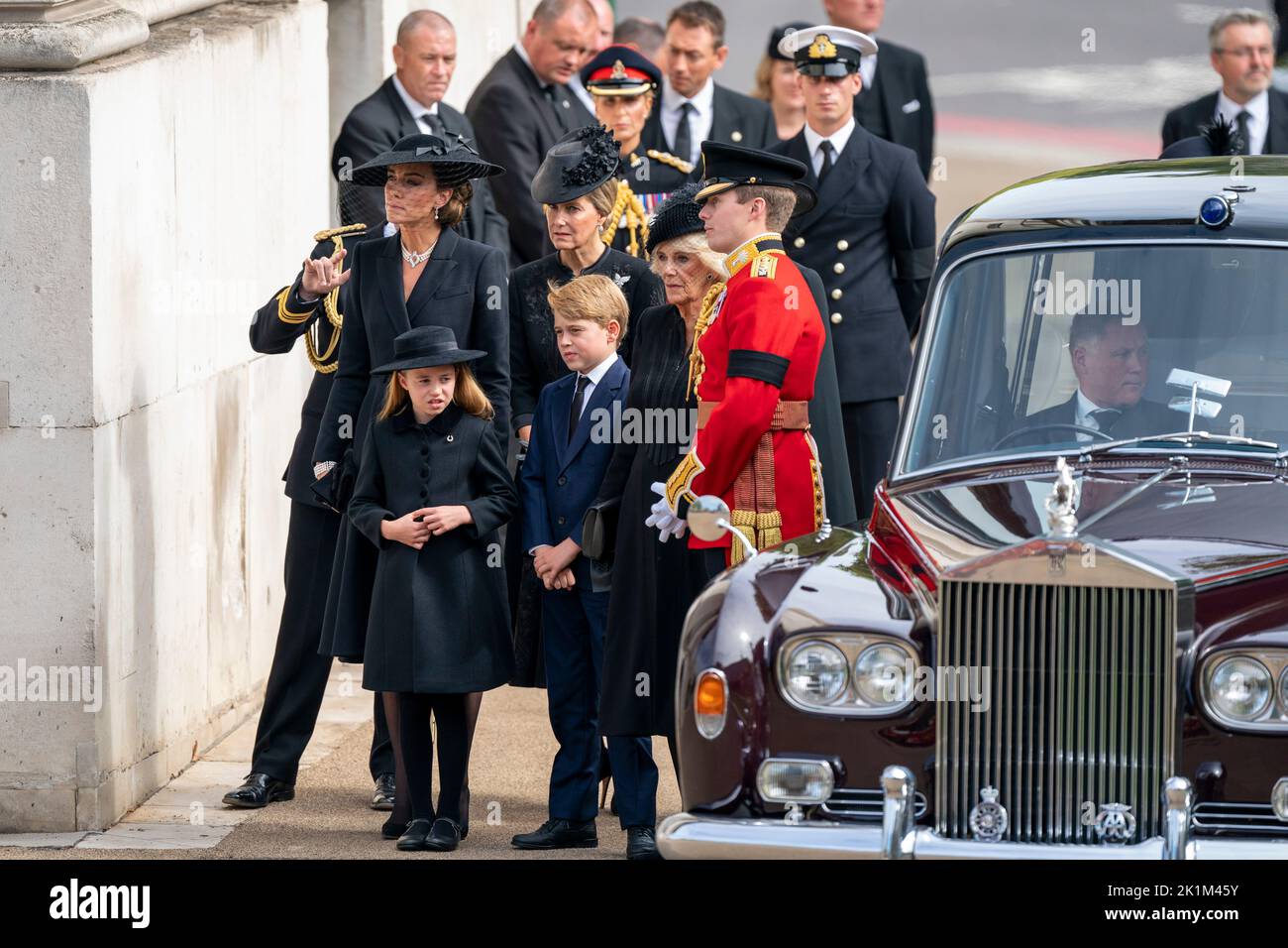 La principessa Charlotte, la principessa del Galles, la contessa di Wessex, il principe George e la regina Consort come la carrozza di stato che porta la bara della regina Elisabetta II arriva a Wellington Arch durante la processione cerimoniale dopo il suo funerale di stato all'Abbazia di Westminster, Londra. Foto Stock