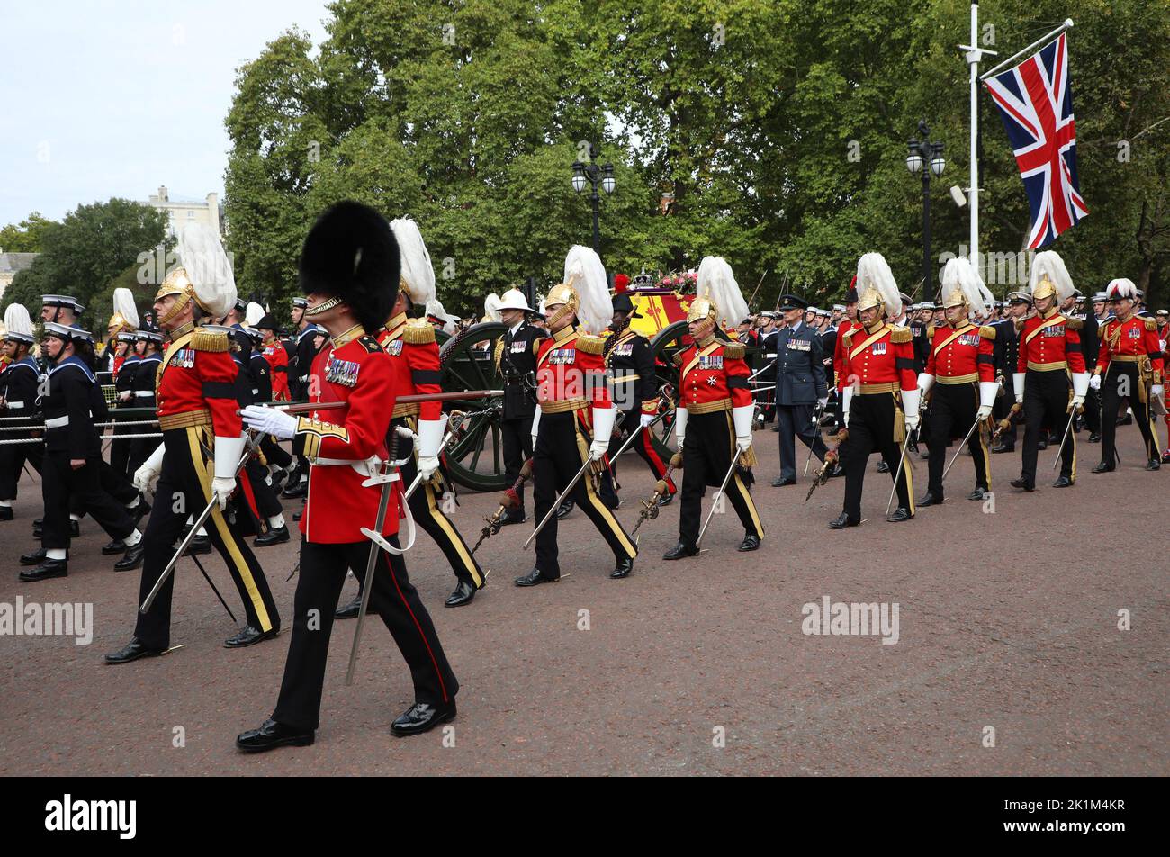 Londra, Regno Unito. 19th Set, 2022. La bara della Regina Elisabetta II è portata dalla carrozza della Royal Navy in rotta per Westminster Abbey come parte del servizio funerario della Regina a Londra, Inghilterra, lunedì 19 settembre 2022. La Regina sarà sepolta insieme al defunto marito, il Duca di Edimburgo, presso la cappella commemorativa di Re Giorgio VI, situata all'interno della Cappella di San Giorgio. Foto di Hugo Philpott/UPI Credit: UPI/Alamy Live News Foto Stock