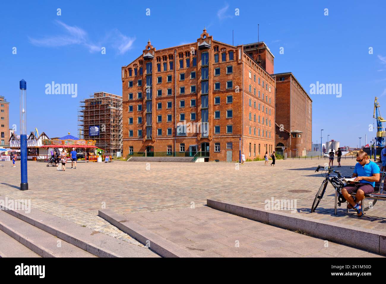 Animare la scena marittima quotidiana del porto, città anseatica di Wismar, Meclemburgo-Pomerania occidentale, Germania, Europa, agosto 8, 2020. Foto Stock