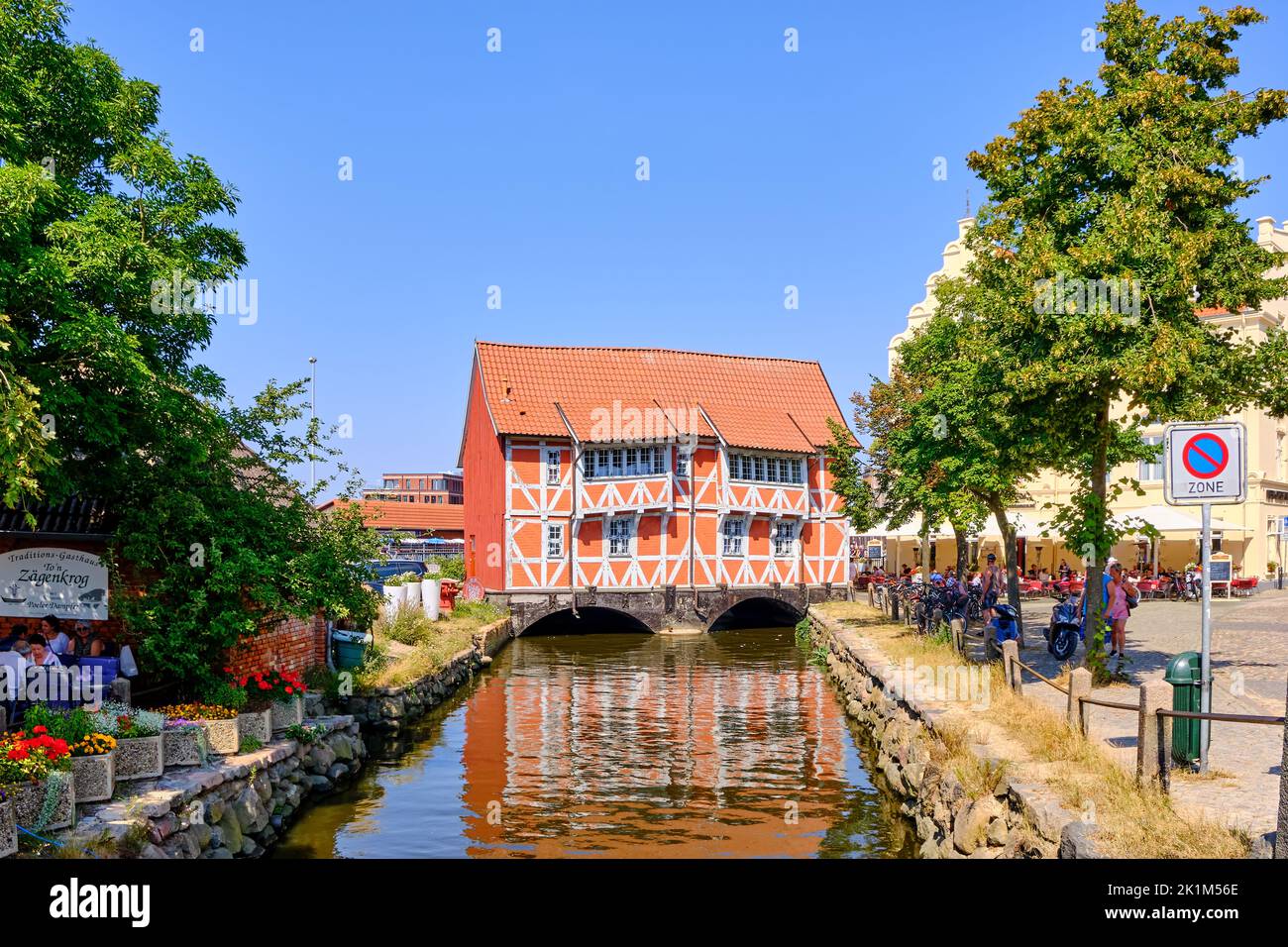 Birreria all'aperto e la cosiddetta Gewölbe (la volta), città anseatica di Wismar, Meclemburgo-Pomerania occidentale, Germania, Europa, agosto 8, 2020. Foto Stock