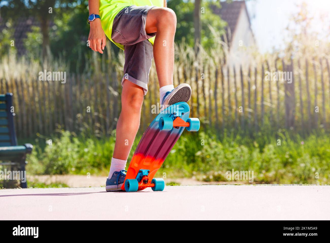 Primo piano di un ragazzo skater fare trucchi nel parco di pattinaggio Foto Stock