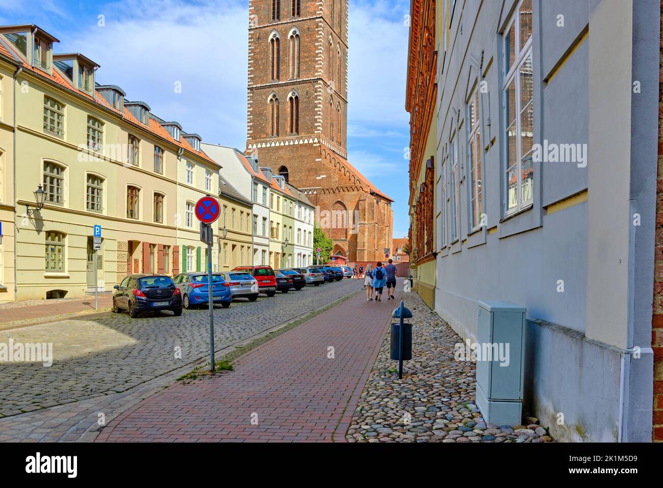 Streetscape e Marienkirche (Chiesa di Santa Maria), città anseatica di Wismar, Meclemburgo-Pomerania occidentale, Germania, Europa, agosto 8, 2020. Foto Stock