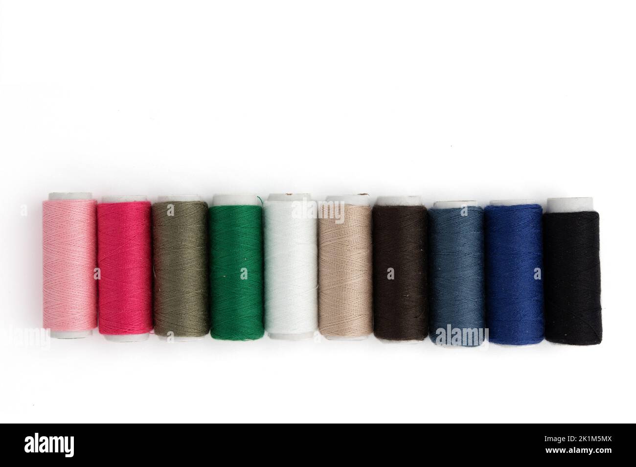set di bobine di filo da cucire, colori vari, isolato su sfondo bianco, tema da cucire Foto Stock