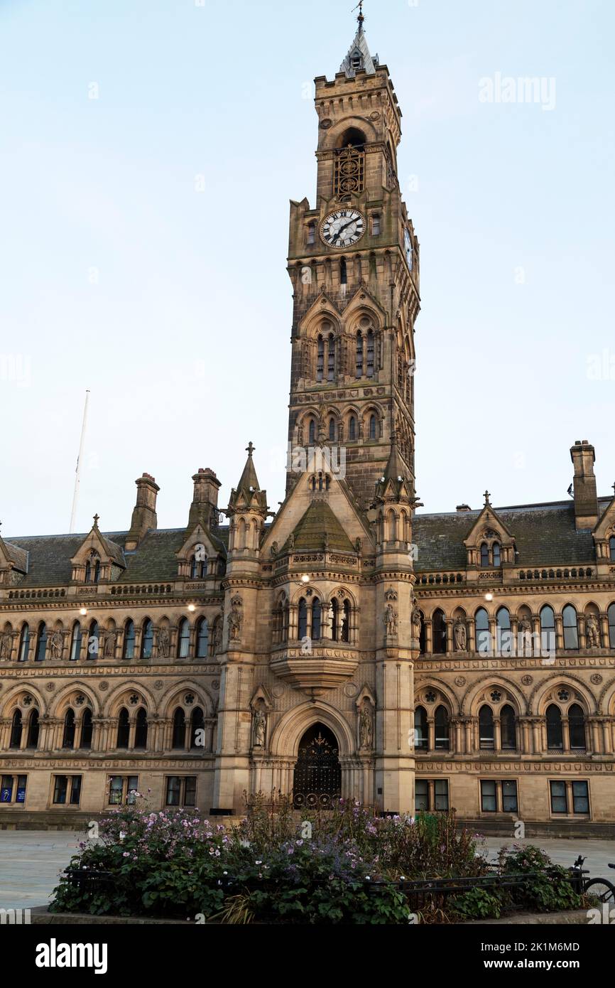 Il municipio di Bradford, West Yorkshire. L'edificio comunale è stato progettato dagli architetti Lockwood e Mawson e si trova in Centenary Square. Foto Stock