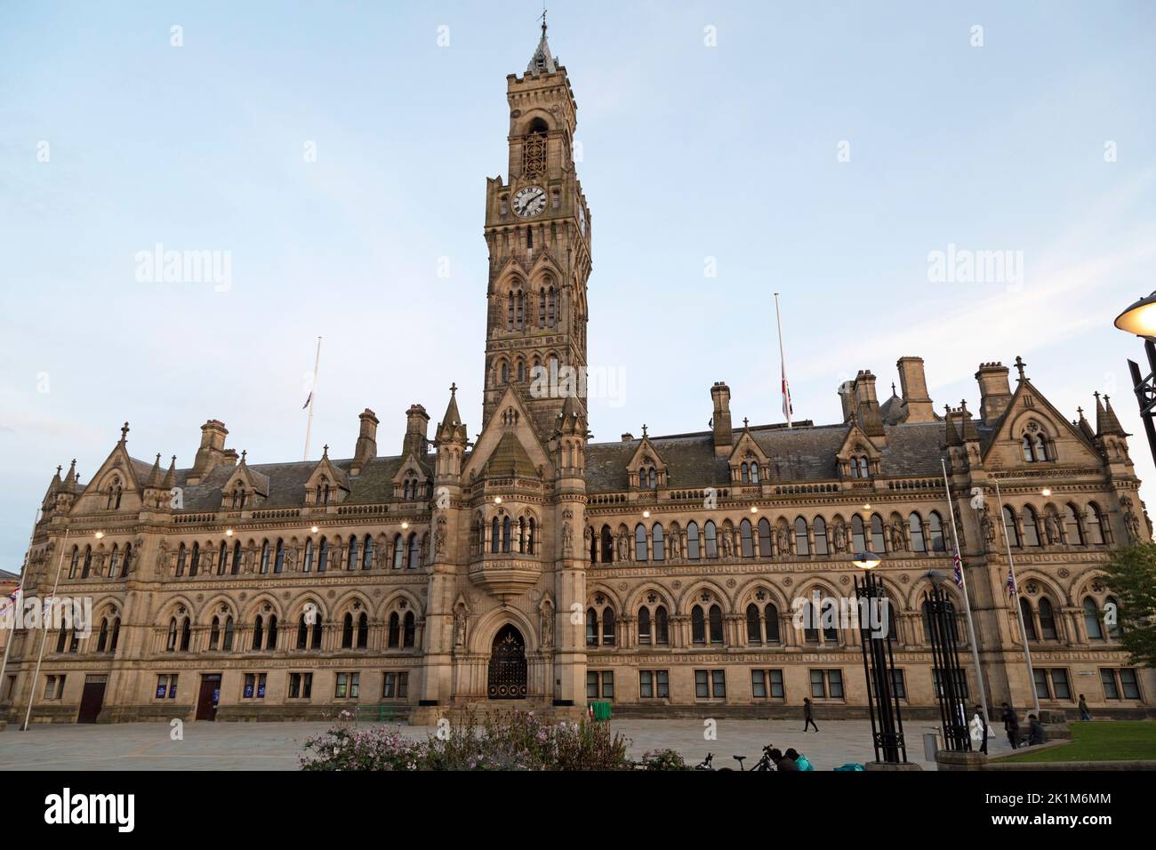 Il municipio di Bradford, West Yorkshire. L'edificio comunale è stato progettato dagli architetti Lockwood e Mawson e si trova in Centenary Square. Foto Stock