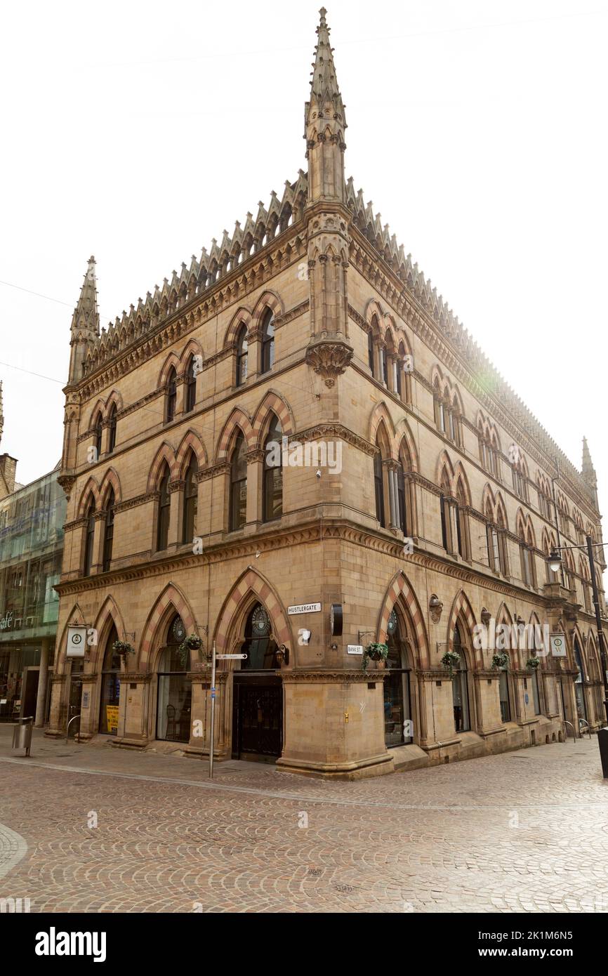 Luce del sole sulla libreria e caffetteria Waterstones a Bradford, West Yorkshire. Il negozio è ospitato all'interno dell'edificio Neo-Gothic Wool Exchange. Foto Stock