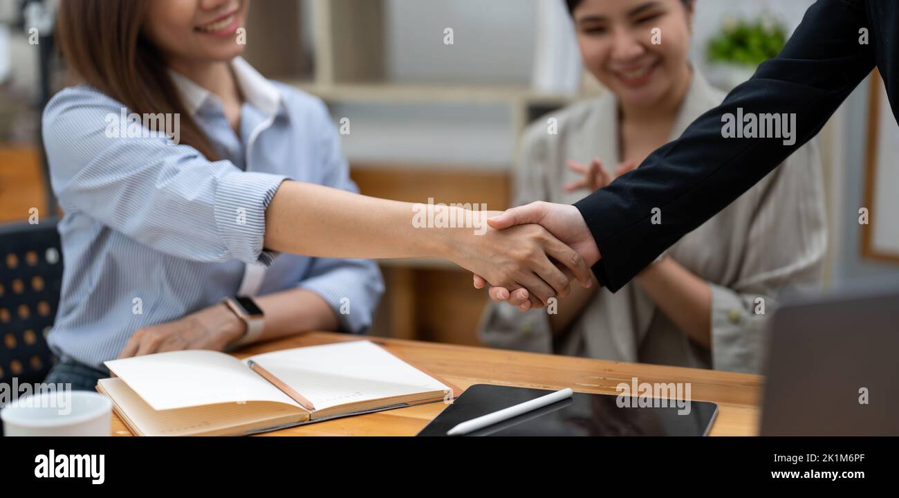 Donne d'affari Handshaking, felice con il lavoro, la donna che sta godendo con il suo compagno di lavoro, Handshake gesturing People Connection Deal Concept Foto Stock