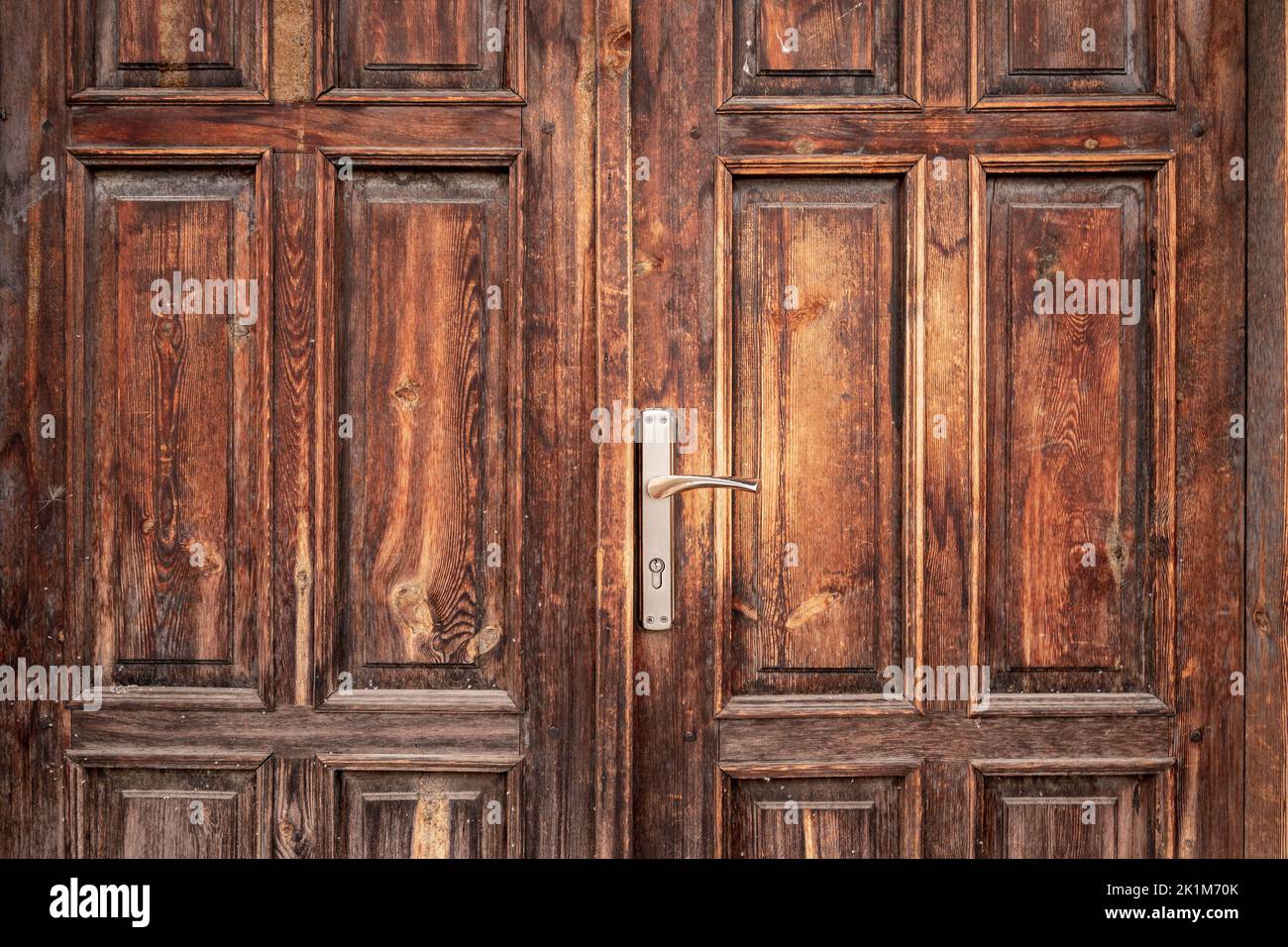 Antico, rustico, classico, marrone, porta in legno con maniglia in ferro. Texture e sfondo delle porte. Foto di alta qualità Foto Stock