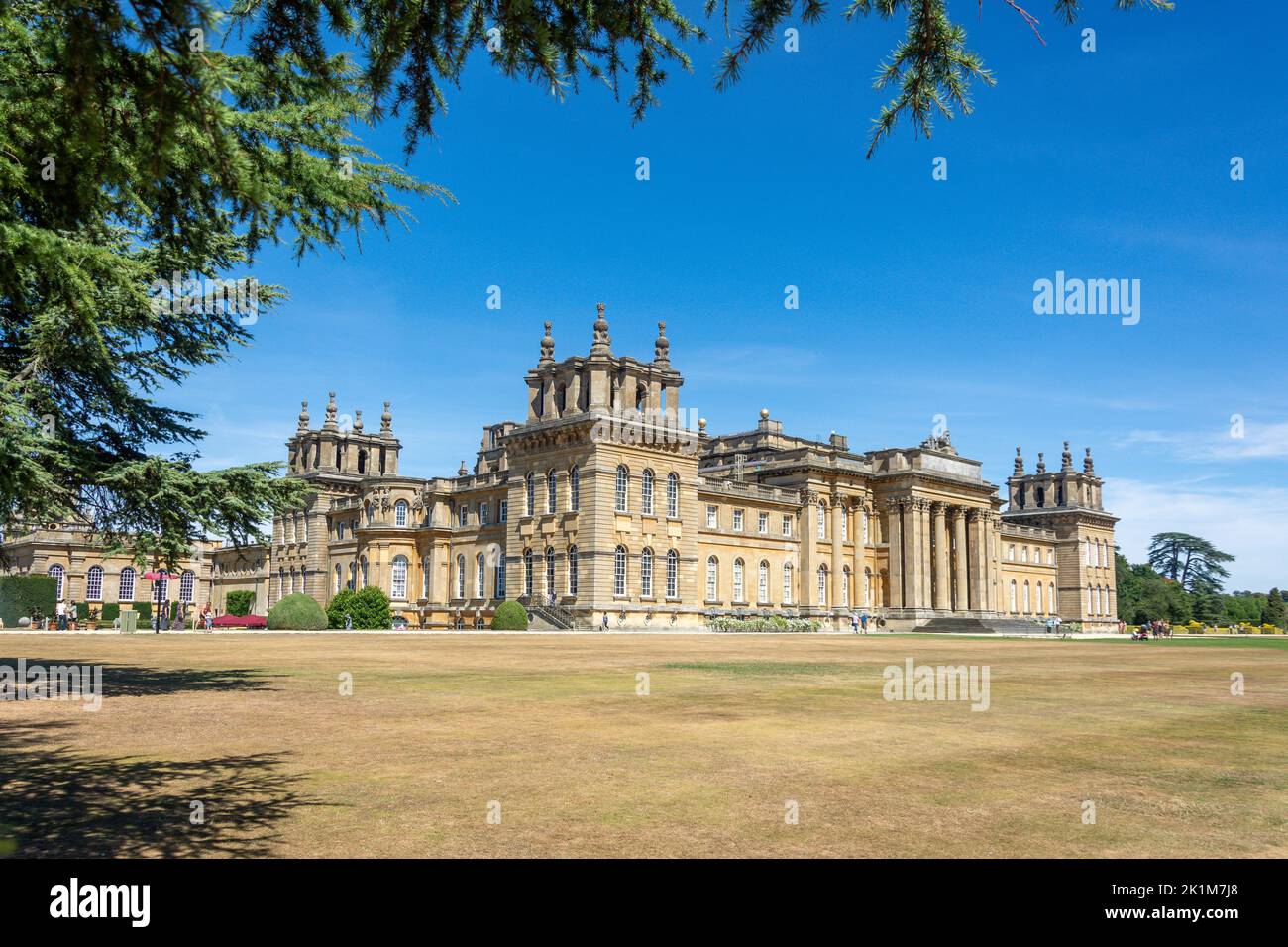 Vista del palazzo dal prato del sud, Blenheim Palace, Woodstock, Oxfordshire, Inghilterra, Regno Unito Foto Stock