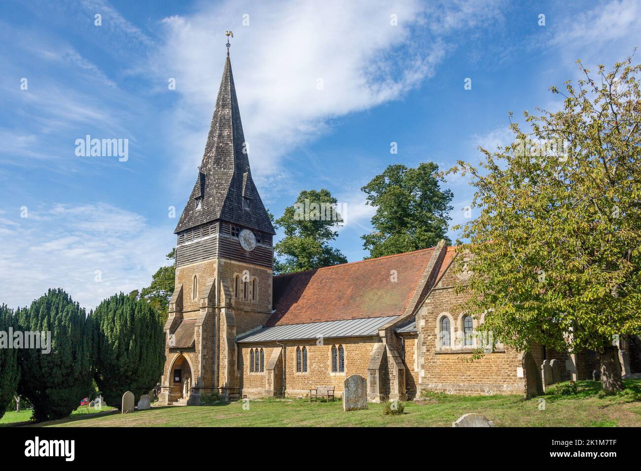 Chiesa di San Michele e di tutti gli Angeli, Lower Church Road, Sandhurst, Berkshire, Inghilterra, Regno Unito Foto Stock