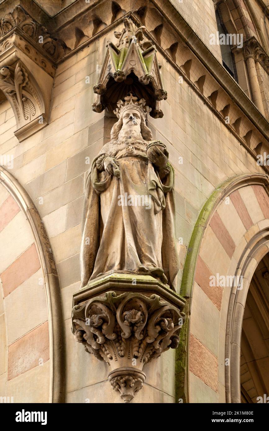 Scultura reale sul Wool Exchange a Bradford, West Yorkshire. Il negozio è ospitato all'interno dell'edificio Neo-Gothic Wool Exchange. Foto Stock