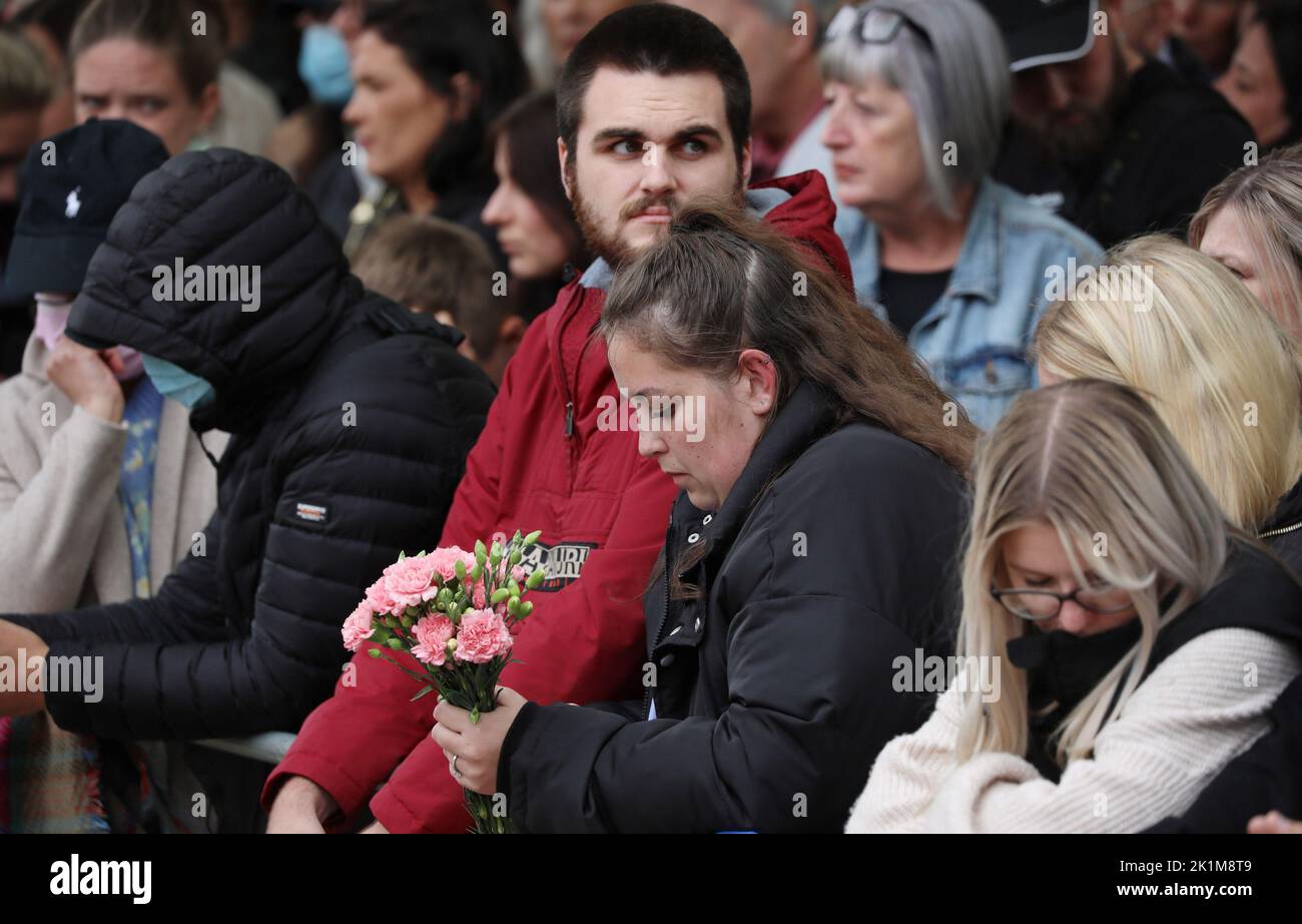 Londra, Regno Unito. 19th Set, 2022. I membri del pubblico osservano la processione funebre della regina Elisabetta II dopo il funerale di Stato di sua Maestà all'Abbazia di Westminster a Londra lunedì 19 settembre 2022. La Regina sarà sepolta insieme al defunto marito, il Duca di Edimburgo, presso la cappella commemorativa di Re Giorgio VI, situata all'interno della Cappella di San Giorgio. Foto di Hugo Philpott/UPI Credit: UPI/Alamy Live News Foto Stock