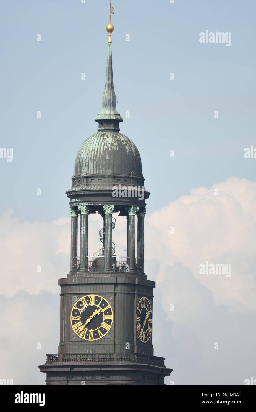 La vista verticale del campanile della Chiesa di San Michele sotto il cielo blu Foto Stock