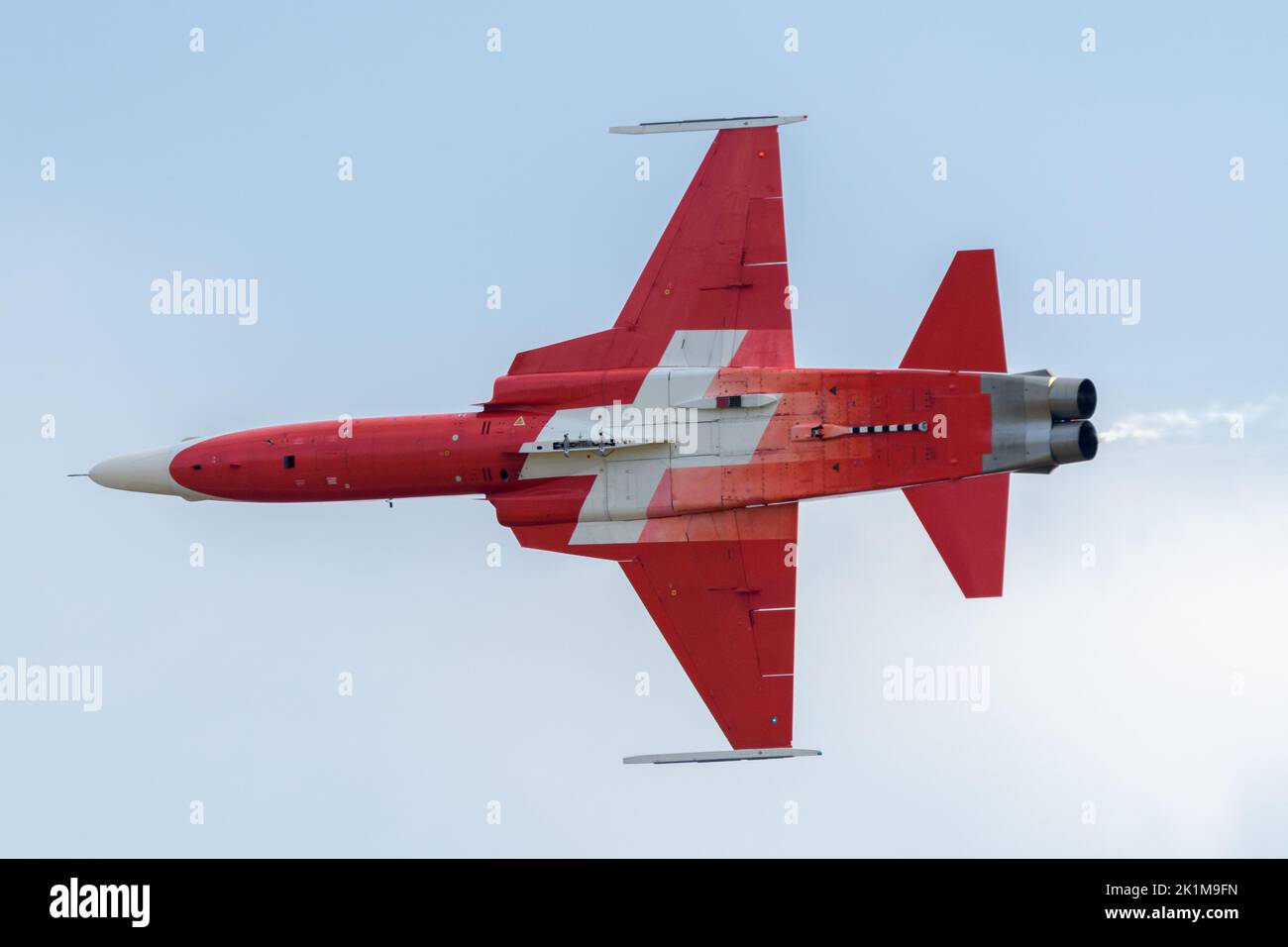 Un aereo jet rosso della Swiss Airforce che ha eseguito acrobazie durante un programma aereo in Belgio Foto Stock