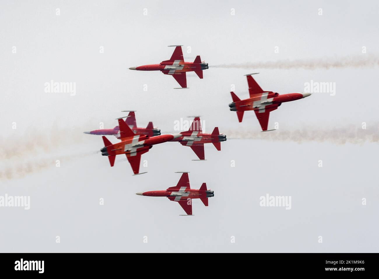 L'aeronautica svizzera ha eseguito acrobazie durante un'esibizione aerea in Belgio Foto Stock