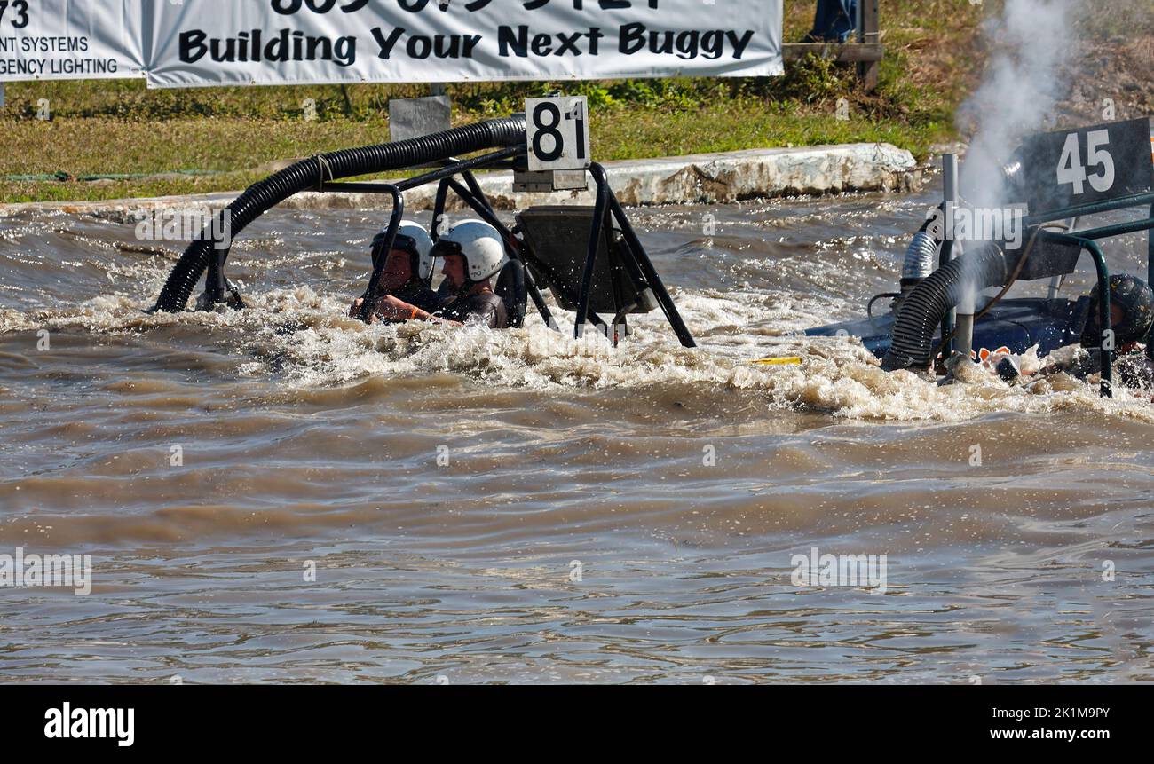 paludi buggy, corse, per lo più sommerse in acqua, gara, movimento, sport, jeep stile, Florida Sports Park, Naples, Florida Foto Stock