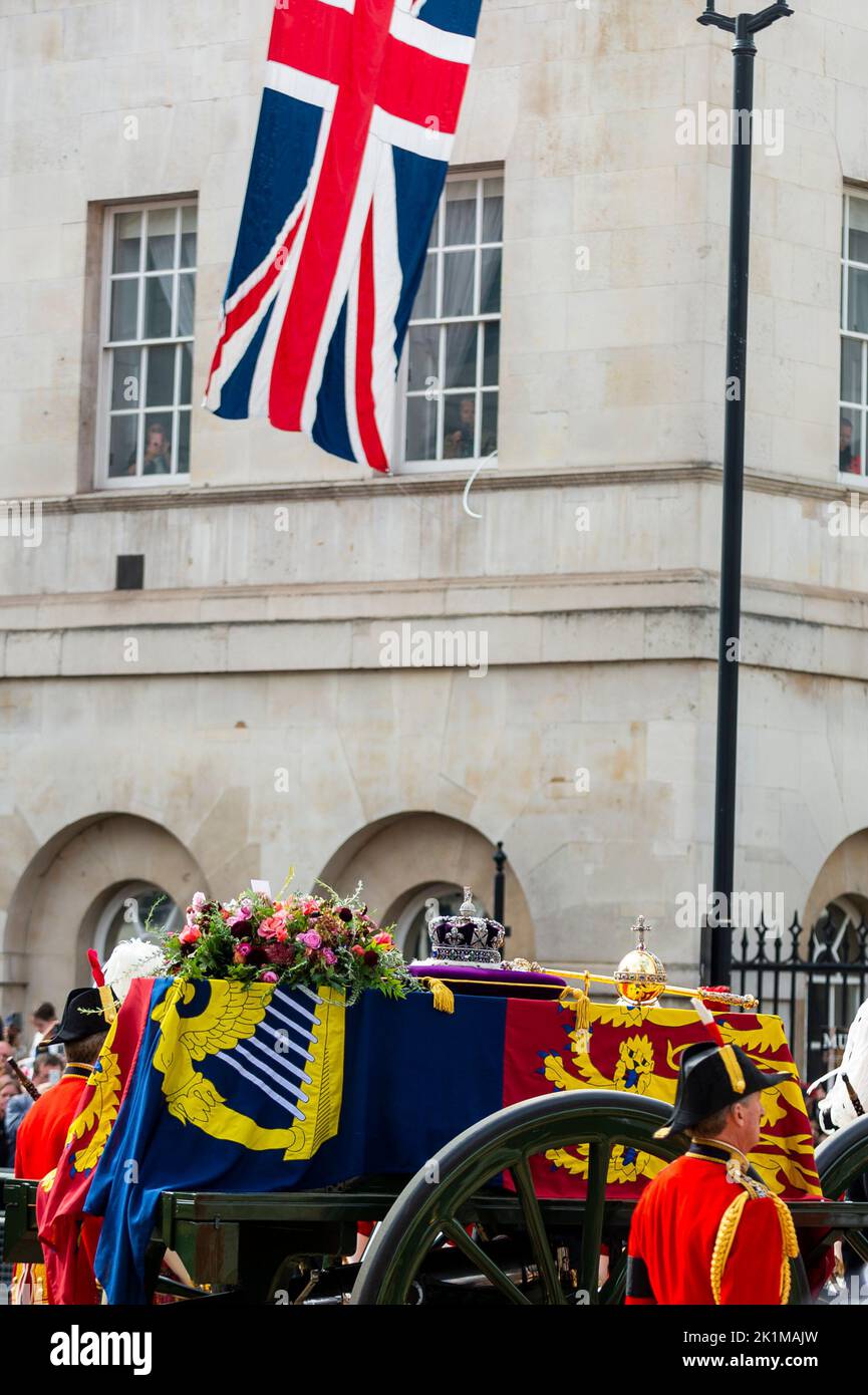 Londra, Regno Unito. 19 settembre 2022. La corona imperiale di stato, orb e scettro in cima al Royal Standard coprived bara della defunta regina Elisabetta II portò sulla carrozza di stato della Royal Navy, disegnata da 142 marinai, in una processione a Whitehall dopo il suo funerale di stato in Westminster Abbey. La Regina sarà sepolta accanto al marito Principe Filippo nella Cappella commemorativa di Re Giorgio VI, il Castello di Windsor. Credit: Stephen Chung / Alamy Live News Foto Stock