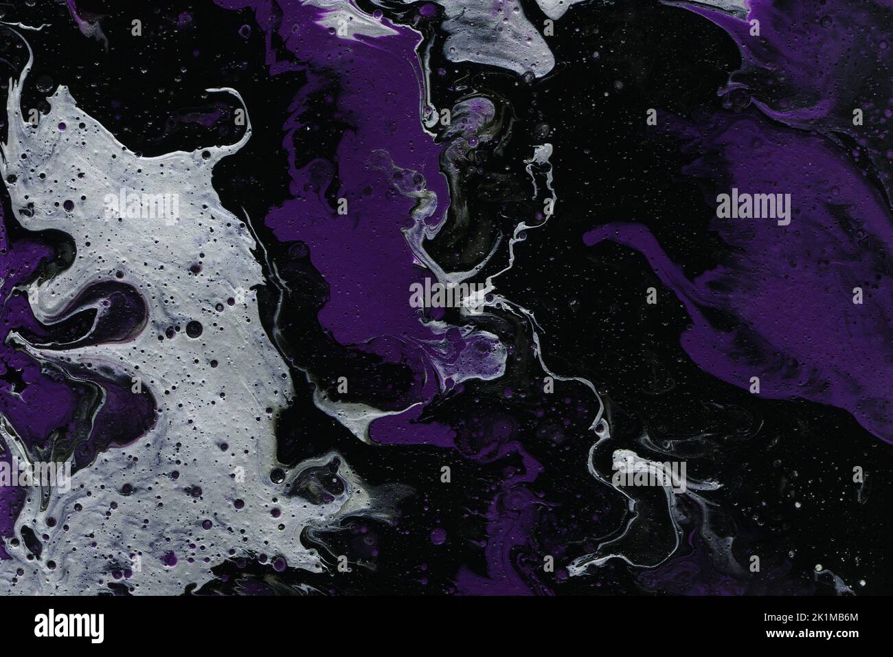 Struttura acrilica realizzata con tecnica di versamento fluido. Sfondo in viola, argento e nero. Foto Stock