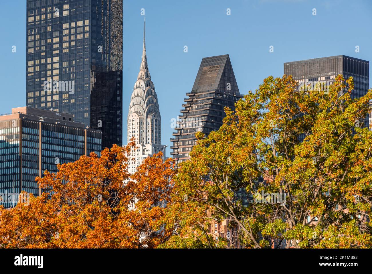 New York City skylinein caduta. Midtown Manhattan con i grattacieli caratteristici (Chrystler Building) dall'Upper East Side Foto Stock