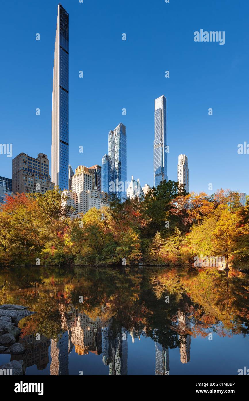 Vista di Midtown Manhattan di Central Park in autunno con i grattacieli di Billionaires' Row. New York City Foto Stock