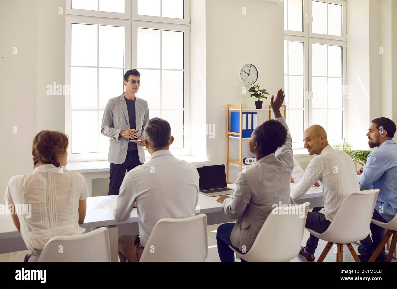 Team di persone sedute in ufficio e in classe con un allenatore professionale Foto Stock