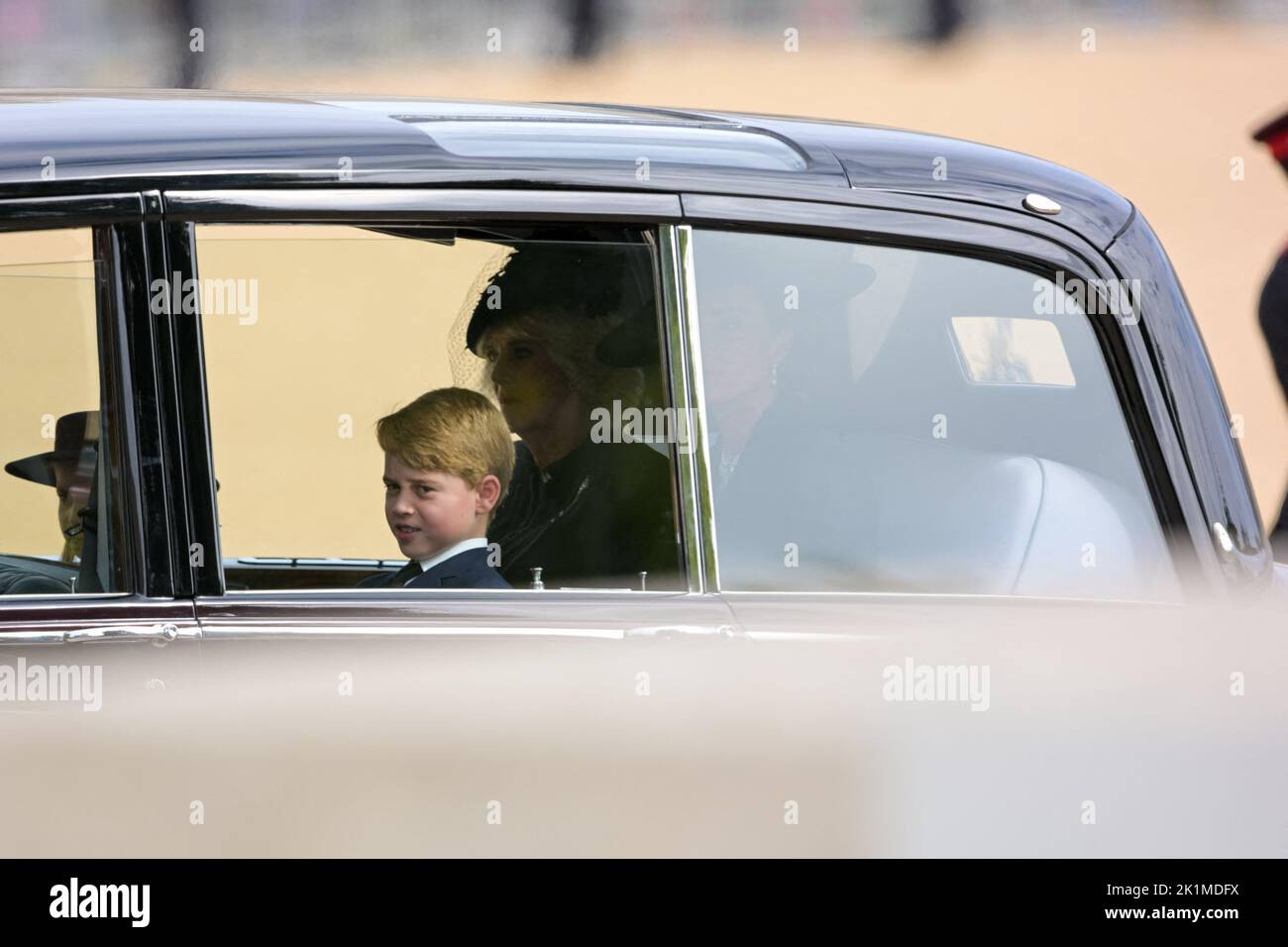 Londra, Regno Unito. 19th Set, 2022. Il principe Giorgio di Galles segue la carrozza della pistola di Stato che trasporta la bara della regina Elisabetta II, drappeggiato nello Standard reale con la corona di Stato imperiale e l'orbo e scettro del Sovrano, nella processione cerimoniale dopo il suo funerale di Stato all'Abbazia di Westminster, Londra. Settembre 19, 2022. Foto di Ammar Abd Rabbo/ABACAPRESS.COM Credit: Abaca Press/Alamy Live News Foto Stock