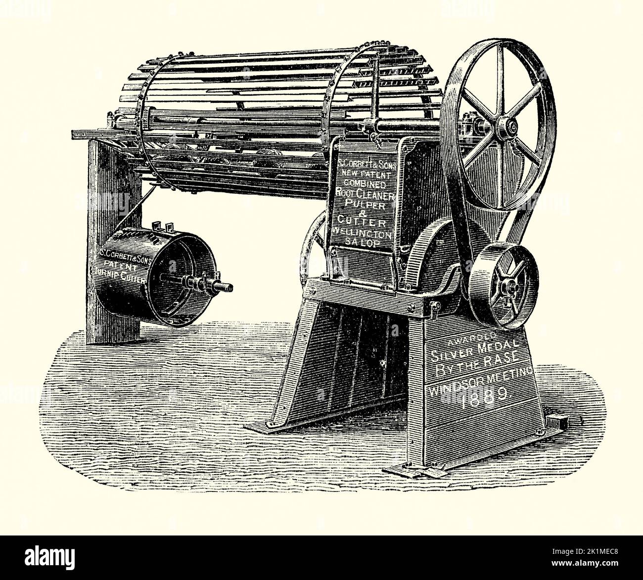 Una vecchia incisione vittoriana un brevetto combinato radice pulitore, pulper, fingerer e affettatrice fatto da di Corbett e Son, Wellington, Shropshire, Inghilterra, UK. È da un libro di 1890. L'attrezzatura agricola è stata progettata per essere alimentata a cavallo. Le verdure di radice sono alimentate da tramoggia e sono pulite da essere gettate circa nel cilindro rotante della canna. Foto Stock