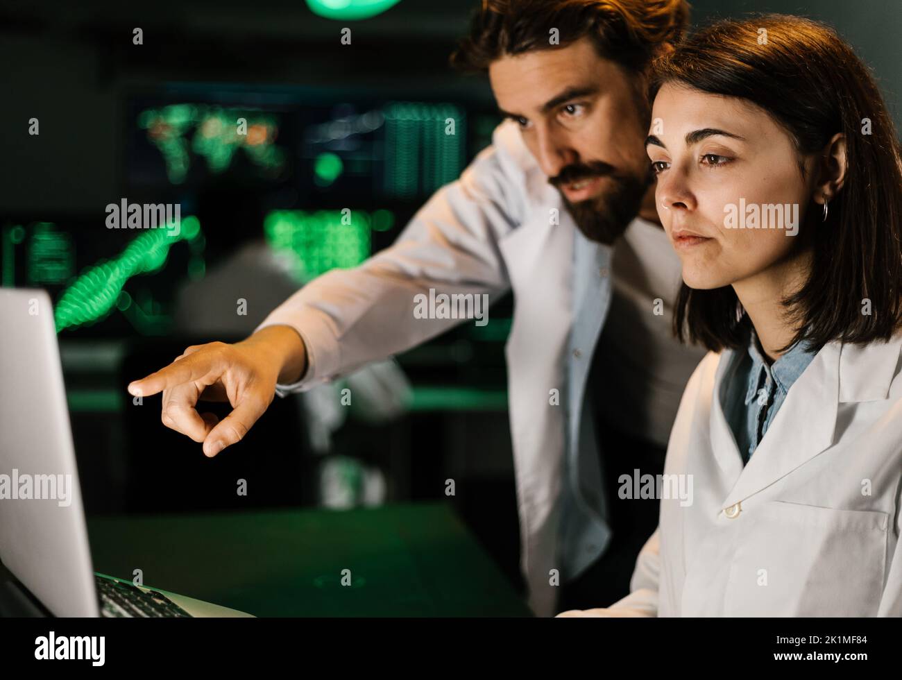 Team di ricercatori sanitari che lavorano in laboratorio Foto Stock